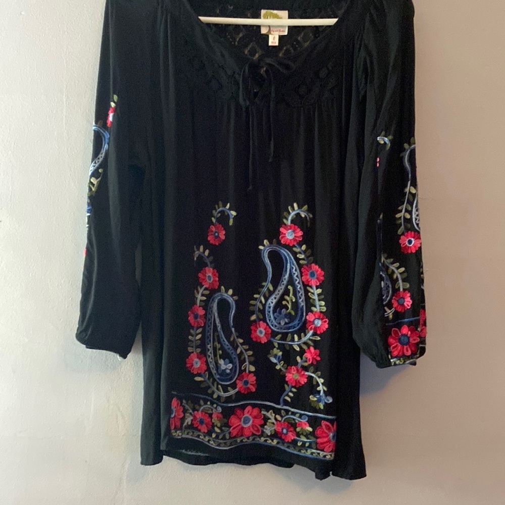 Fig & Flower Black Embroidered Top Size L